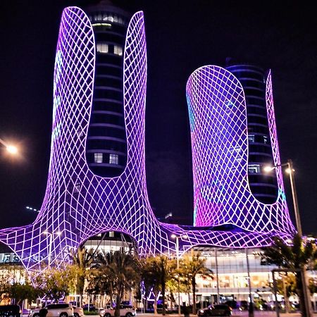Century Marina Hotel - Lusail Екстер'єр фото The Al Hamra Towers at night