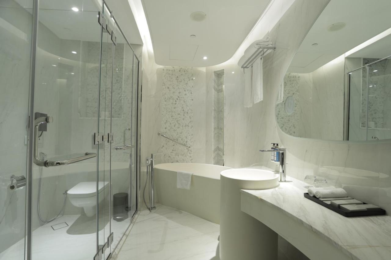 Century Marina Hotel - Lusail Екстер'єр фото A modern bathroom