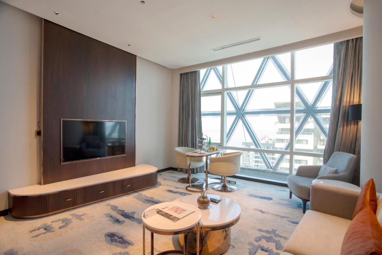 Century Marina Hotel - Lusail Екстер'єр фото A suite at the hotel