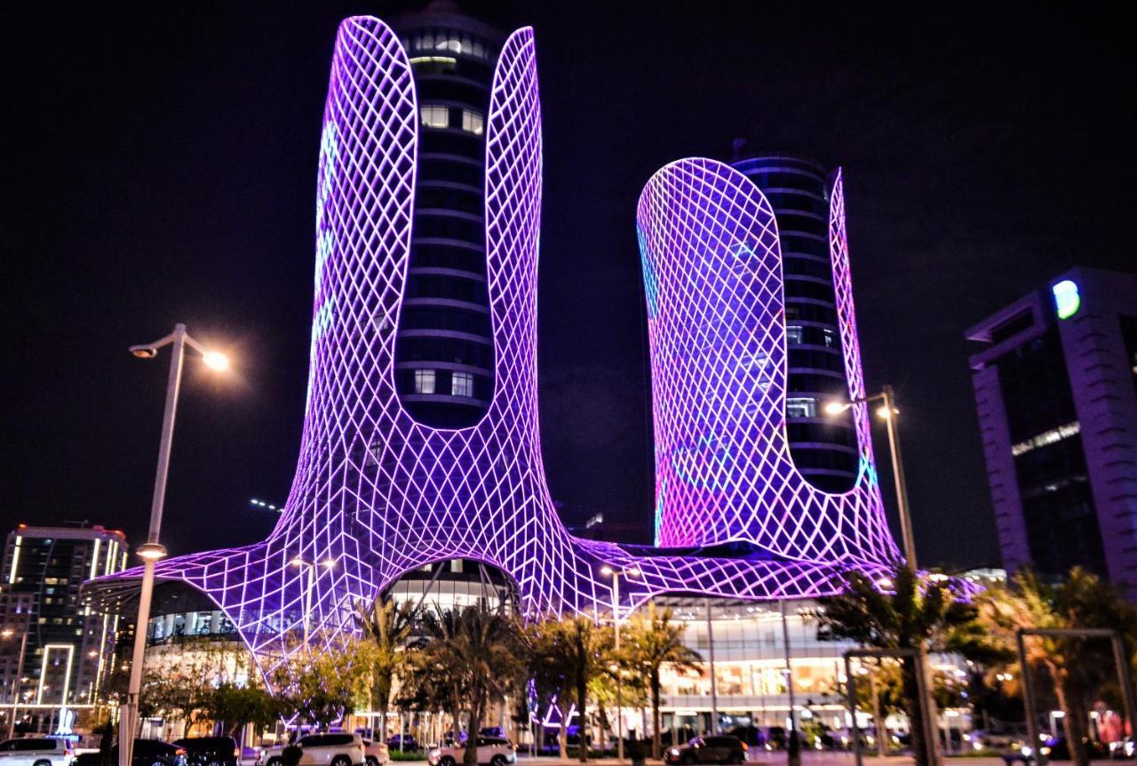 Century Marina Hotel - Lusail Екстер'єр фото The Al Hamra Towers at night