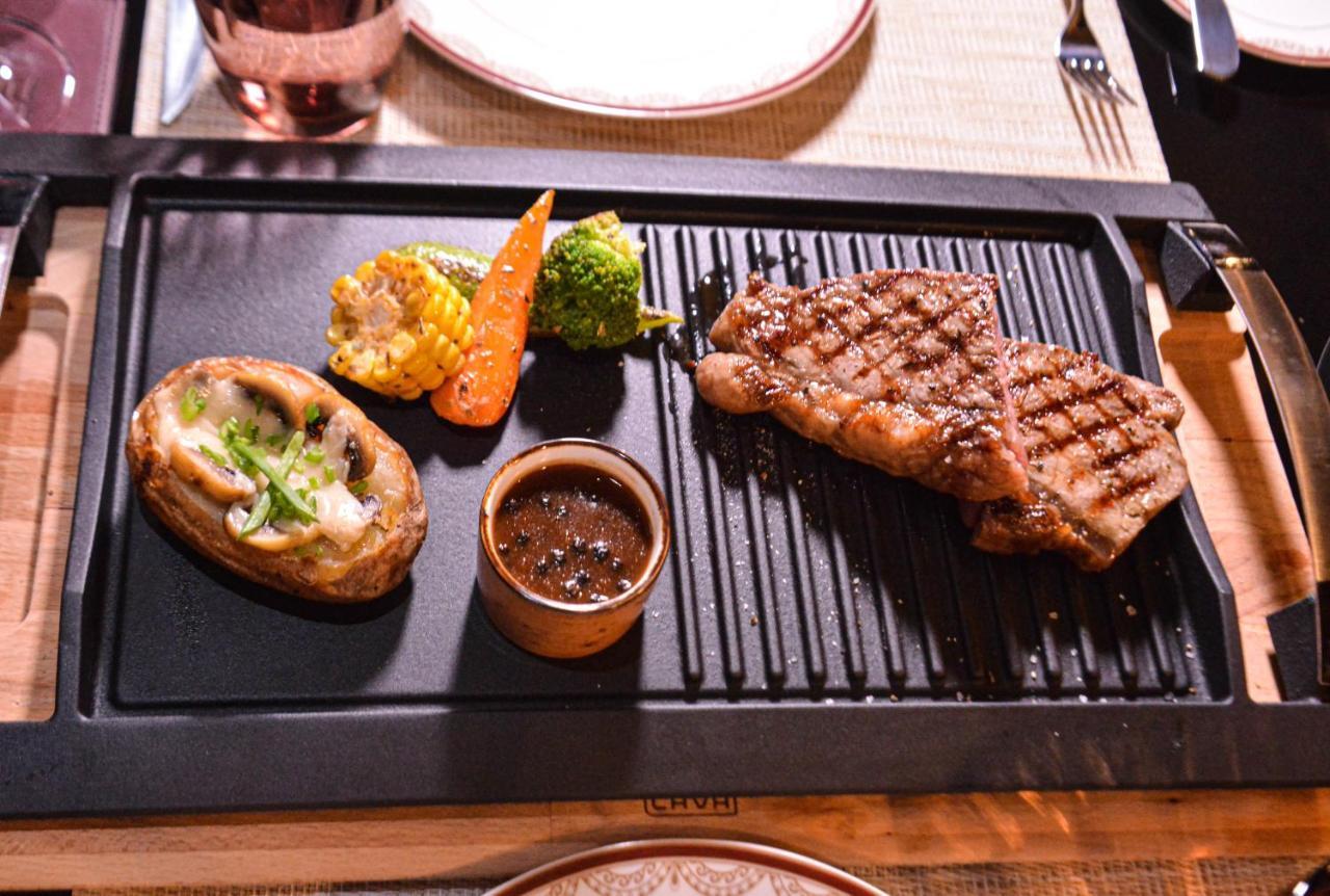 Century Marina Hotel - Lusail Екстер'єр фото A steak prepared on a griddle