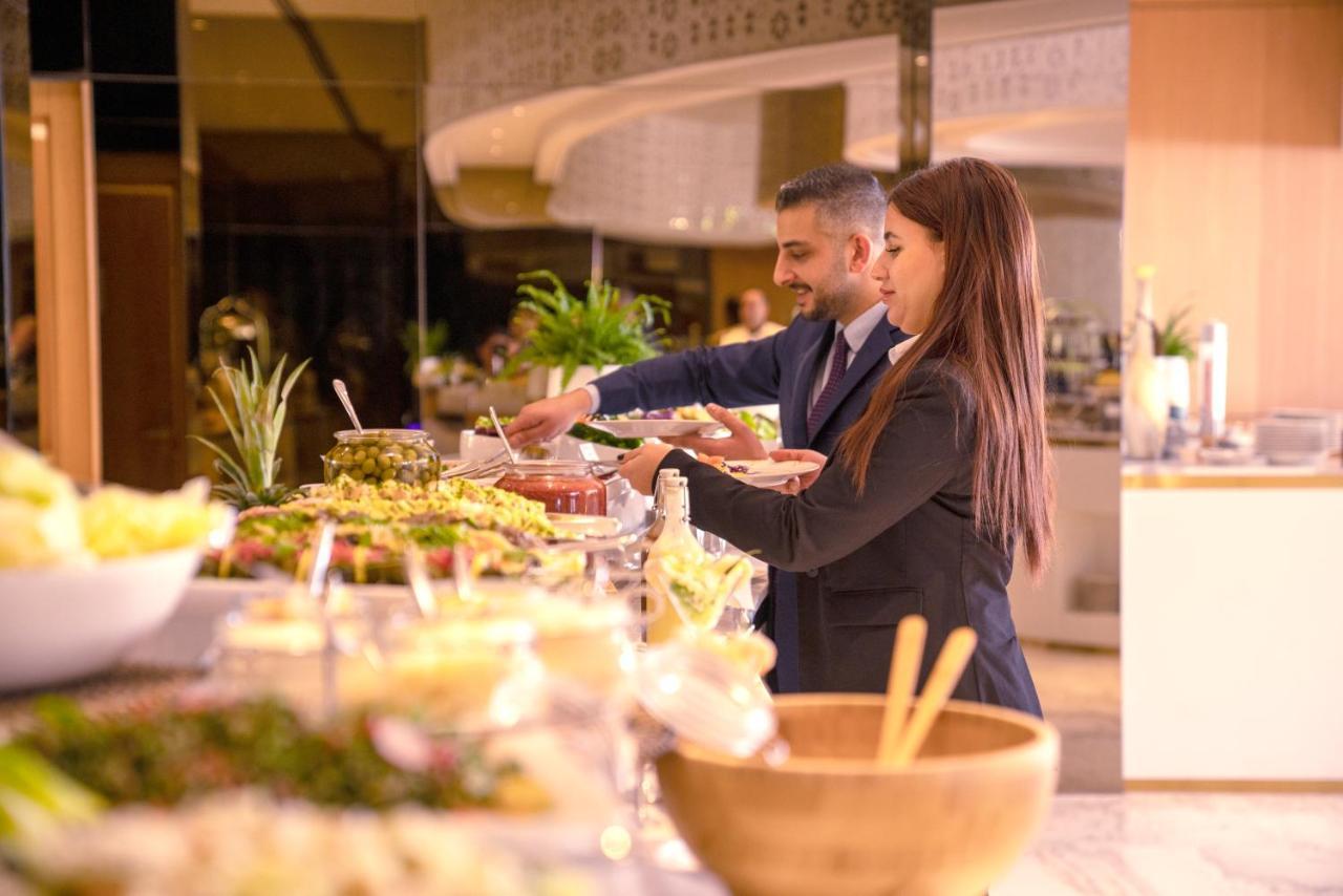 Century Marina Hotel - Lusail Екстер'єр фото A buffet at a hotel