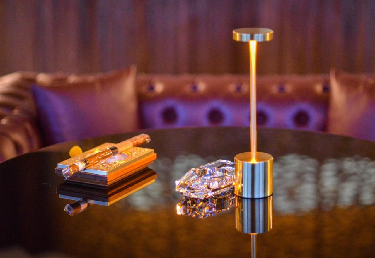 Century Marina Hotel - Lusail Екстер'єр фото The table lamp