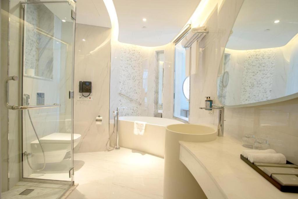 Century Marina Hotel - Lusail Екстер'єр фото Bathroom